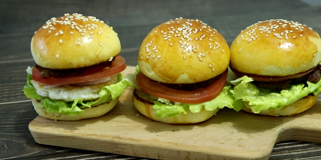 在家自制汉堡包，做法简单易学，一点都不比外面卖得差