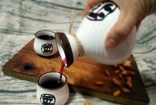 在家自己制作桑葚酒，好喝还简单，主要是桑葚价格也很便宜