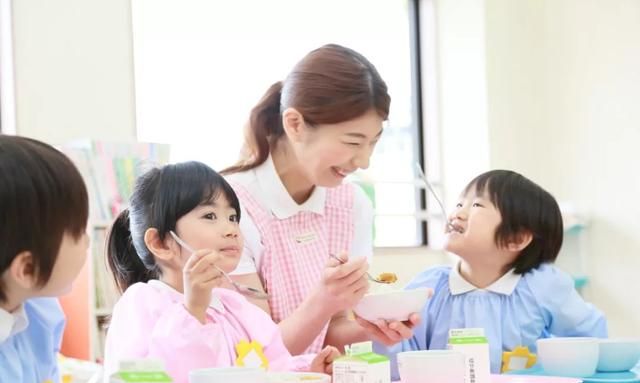 孩子上幼儿园后咋加餐？按《膳食宝塔》《每周食谱》安排才更营养