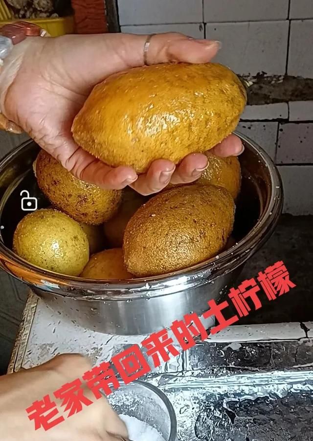 干柠檬片泡水好处多多，那你知道怎样自制柠檬片吗？过程简单易学