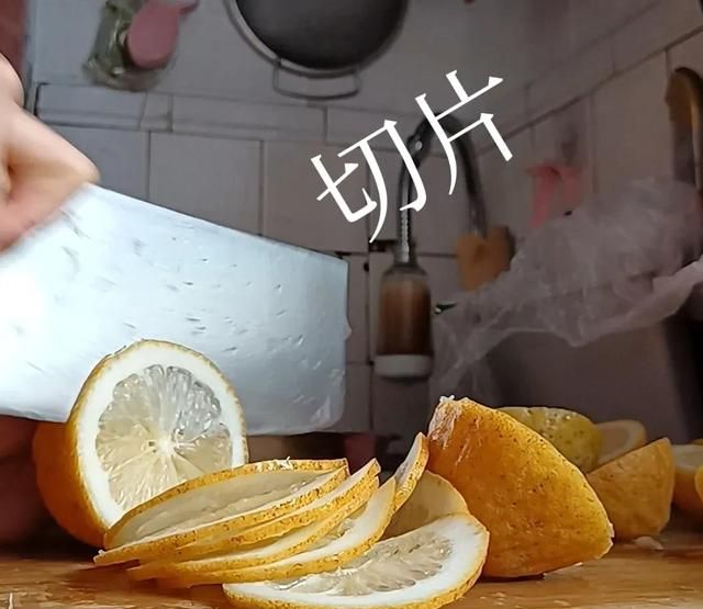 干柠檬片泡水好处多多，那你知道怎样自制柠檬片吗？过程简单易学