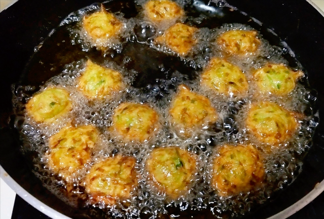 快春节了，年夜饭分享5种丸子做法，脆嫩酥香，寓意“团团圆圆”