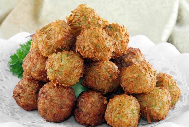 快春节了，年夜饭分享5种丸子做法，脆嫩酥香，寓意“团团圆圆”