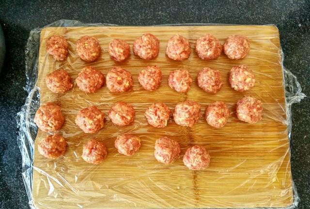 快春节了，年夜饭分享5种丸子做法，脆嫩酥香，寓意“团团圆圆”