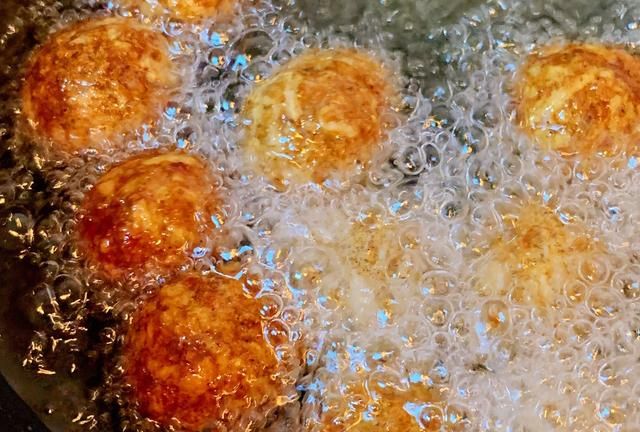 快春节了，年夜饭分享5种丸子做法，脆嫩酥香，寓意“团团圆圆”