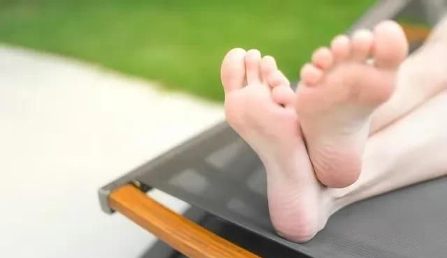 为什么我的脚和手老是出汗呢图1