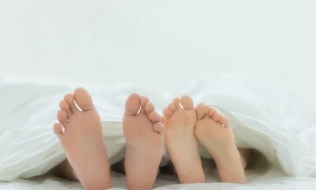 为什么我的脚和手老是出汗呢图5