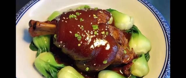 厨师长教你年夜饭酱肘子家常做法，步骤详细，软烂入味下酒又下饭