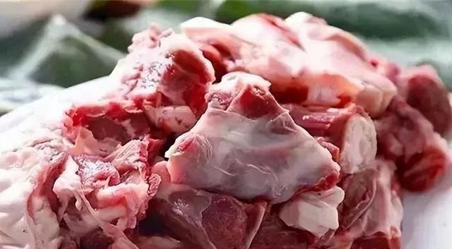 羊肉，到底是营养佳品，还是癌症“祸根”？冬季吃羊肉，谨记4点