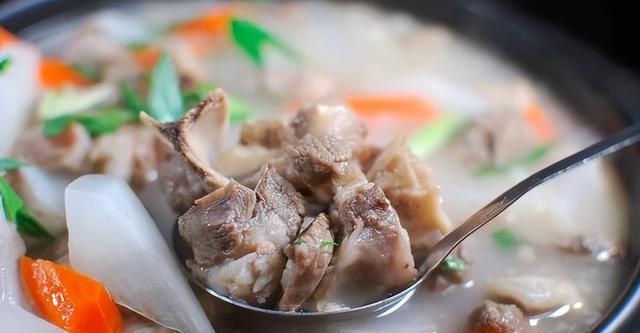 羊肉，到底是营养佳品，还是癌症“祸根”？冬季吃羊肉，谨记4点