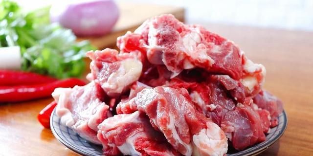 羊肉，到底是营养佳品，还是癌症“祸根”？冬季吃羊肉，谨记4点