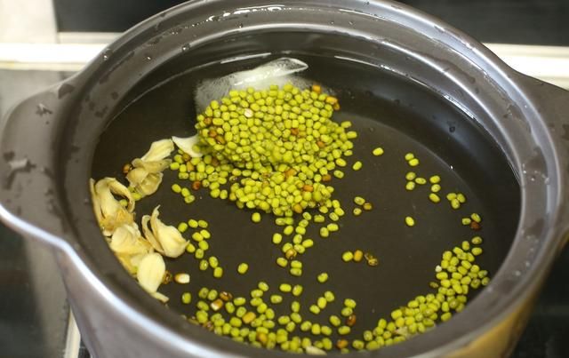 绿豆汤“最正确”做法！到底能不能用铁锅煮？如何10分钟开花？