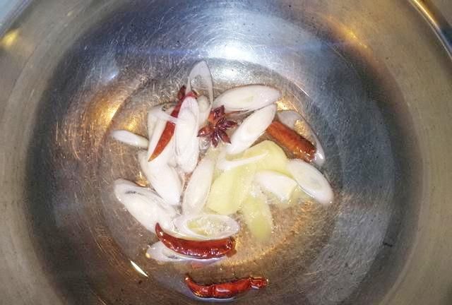 满屋飘香，懒人版小鸡炖蘑菇做法，教你巧用高压锅，味鲜美又营养