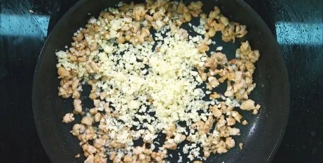 生菜中的“贵族”！促消化、助睡眠，简单一炒，蒜香浓郁，味道鲜美