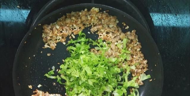 生菜中的“贵族”！促消化、助睡眠，简单一炒，蒜香浓郁，味道鲜美