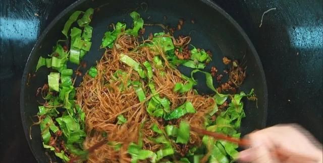 生菜中的“贵族”！促消化、助睡眠，简单一炒，蒜香浓郁，味道鲜美