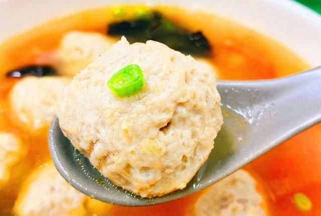 做肉丸时，用冷水还是热水！教您正确做法，丸子又香又嫩，还不散