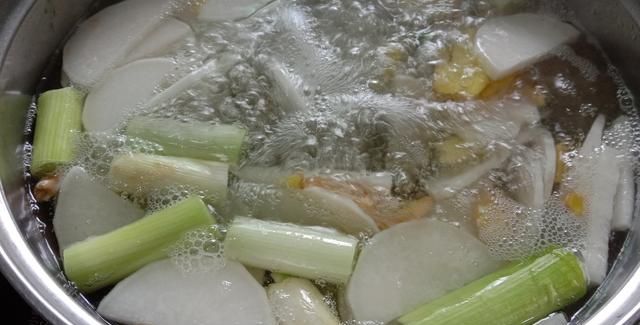萝卜葱白生姜煮水有啥价值，用它泡脚，解决外感风寒还怕冷的烦恼