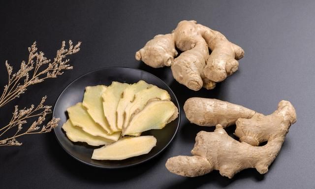 生姜的功效与作用：温中散寒、解表散邪、止咳化痰
