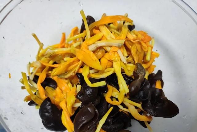 铁是菠菜20倍，中老年常吃，养血气，安神解郁，降脂健脑，抗衰老