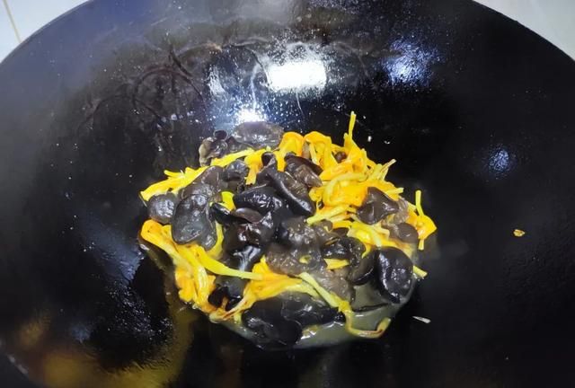 铁是菠菜20倍，中老年常吃，养血气，安神解郁，降脂健脑，抗衰老