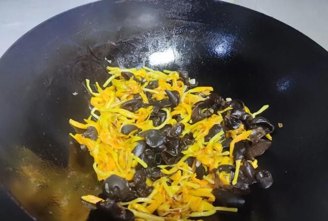 铁是菠菜20倍，中老年常吃，养血气，安神解郁，降脂健脑，抗衰老