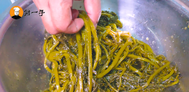 雪菜肉丝万万不可直接下锅炒，记得多做这一步，肉丝嫩滑超下饭