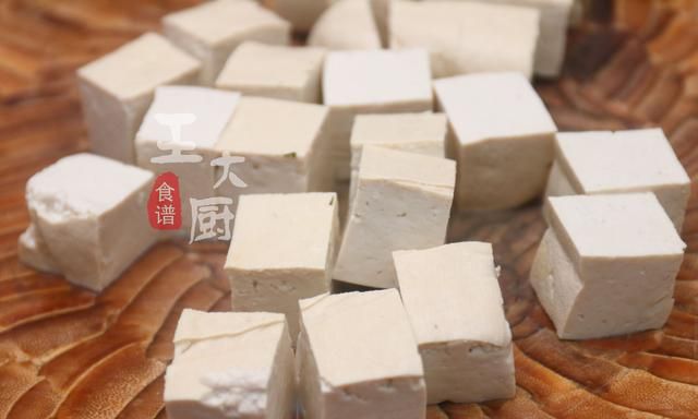 传统东北菜——雪里蕻炖豆腐，味道咸鲜，香味独特