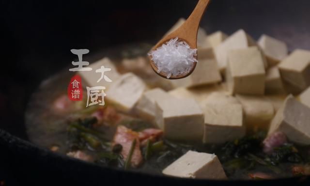 传统东北菜——雪里蕻炖豆腐，味道咸鲜，香味独特