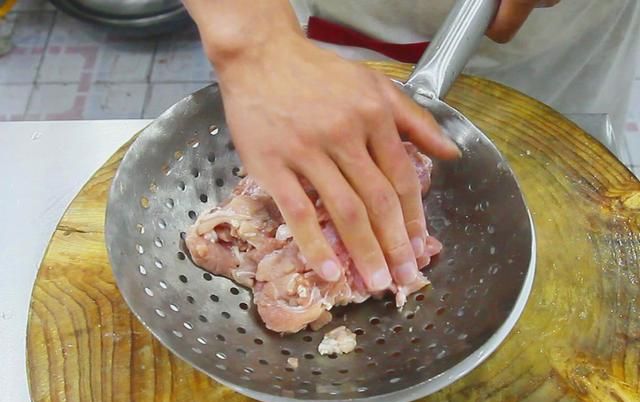 经典四川名菜锅巴肉片这样做，酥香中带着肉片的嫩滑，家人都爱吃