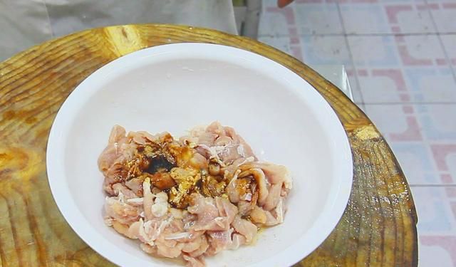 经典四川名菜锅巴肉片这样做，酥香中带着肉片的嫩滑，家人都爱吃