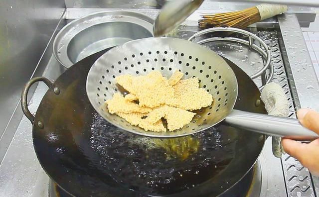 经典四川名菜锅巴肉片这样做，酥香中带着肉片的嫩滑，家人都爱吃