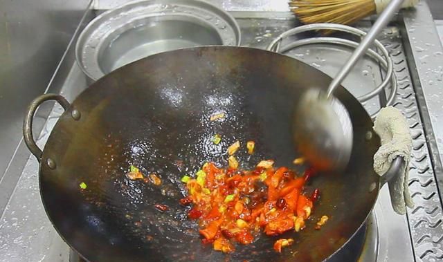 经典四川名菜锅巴肉片这样做，酥香中带着肉片的嫩滑，家人都爱吃