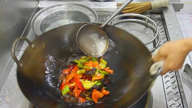 经典四川名菜锅巴肉片这样做，酥香中带着肉片的嫩滑，家人都爱吃