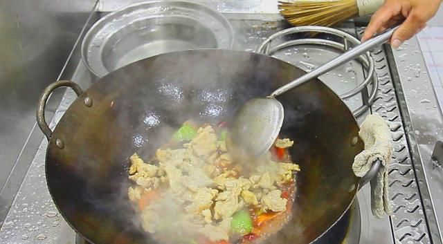 经典四川名菜锅巴肉片这样做，酥香中带着肉片的嫩滑，家人都爱吃