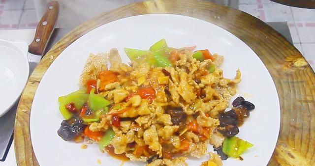 经典四川名菜锅巴肉片这样做，酥香中带着肉片的嫩滑，家人都爱吃