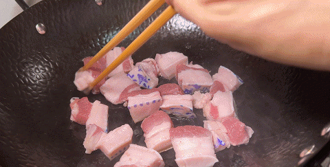 梅干菜烧肉，做法千百种，干菜不涩带着肉香，五花肉肥而不腻，香