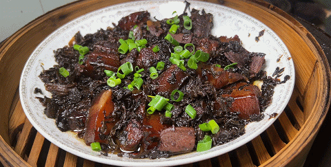 梅干菜烧肉，做法千百种，干菜不涩带着肉香，五花肉肥而不腻，香