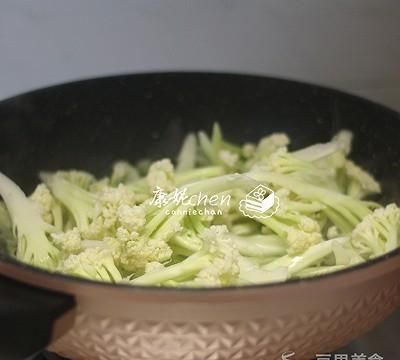 花菜炒五花肉的做法