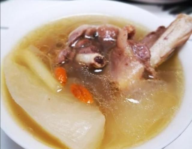 补气当归鸭，药食同源，秋冬餐桌上不可少的一道汤。