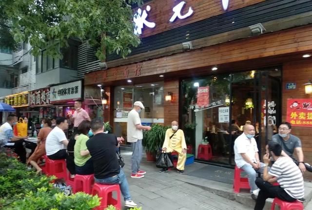 请空姐吃牛鞭烧甲鱼，灌醉一排美女，今天运动会大汗淋漓，得补补