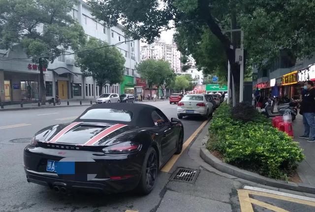 请空姐吃牛鞭烧甲鱼，灌醉一排美女，今天运动会大汗淋漓，得补补