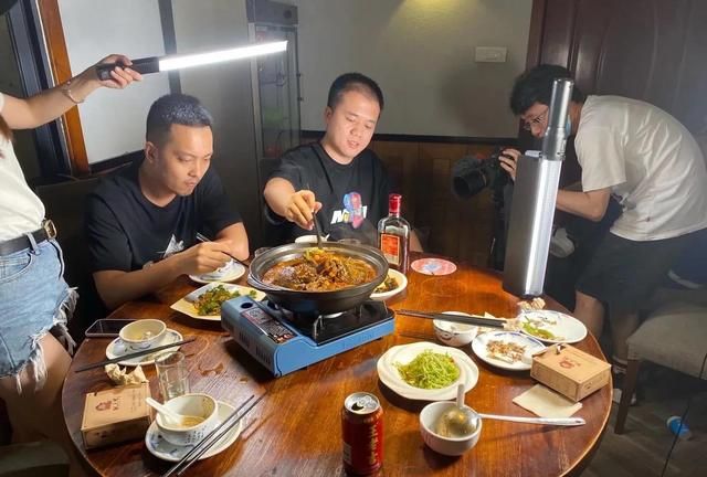 请空姐吃牛鞭烧甲鱼，灌醉一排美女，今天运动会大汗淋漓，得补补