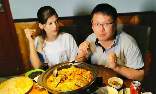请空姐吃牛鞭烧甲鱼，灌醉一排美女，今天运动会大汗淋漓，得补补