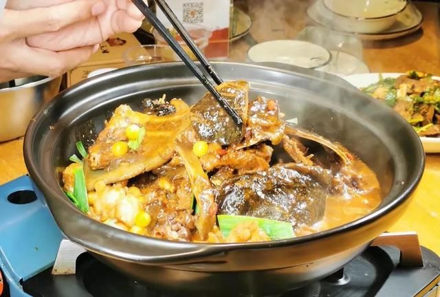 请空姐吃牛鞭烧甲鱼，灌醉一排美女，今天运动会大汗淋漓，得补补