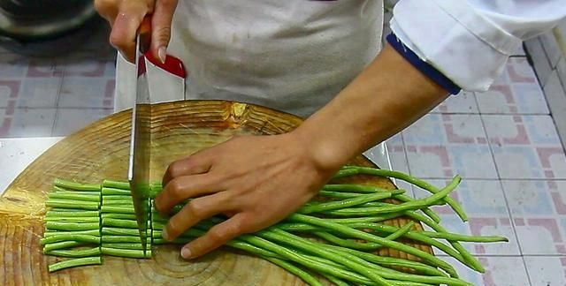 一把豆角，一瓶橄榄菜，厨师长快速做凉拌菜，豆角无毒青脆不变色