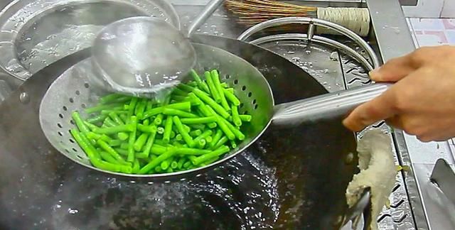 一把豆角，一瓶橄榄菜，厨师长快速做凉拌菜，豆角无毒青脆不变色