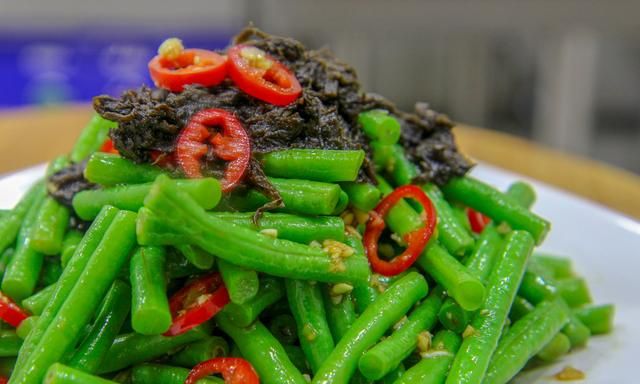 一把豆角，一瓶橄榄菜，厨师长快速做凉拌菜，豆角无毒青脆不变色