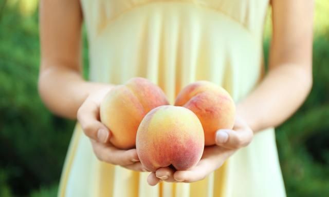 香香甜甜的桃子会让孕妈妈滑胎？孕妈妈吃水果究竟有没有禁忌？