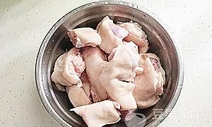 炖烂的香辣猪蹄软糯又美味(五香香辣猪蹄的做法)图2